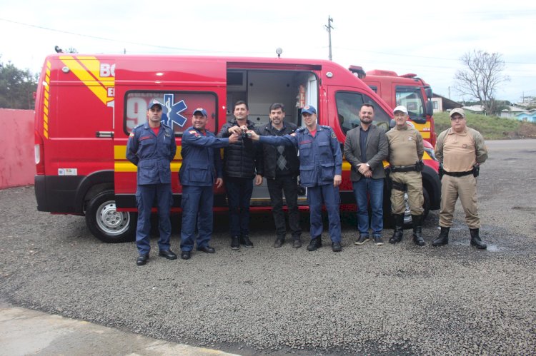 BOMBEIROS DE LEBON RÉGIS RECEBEM AMBULÂNCIA ZERO