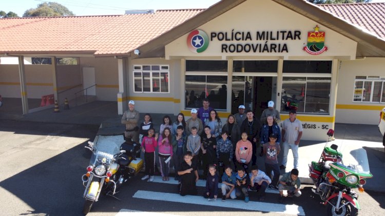 POLÍCIA MILITAR RODOVIÁRIA DE LEBON RÉGIS REALIZA EVENTO QUARTEL ABERTO COM ALUNOS DE ESCOLAS MUNICIPAIS