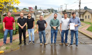 LEBON RÉGIS: PREFEITO DOUGLAS MELLO ENTREGA ORDEM DE SERVIÇO PARA CONSTRUÇÃO DE PONTE DE CONCRETO NA RUA MESSIAS ANTÔNIO DE MORAES
