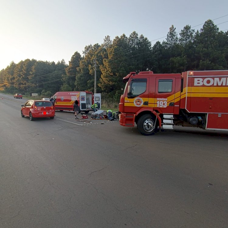 LEBON RÉGIS: COLISÃO ENTRE CARRO E MOTO DEIXA MULHER FERIDA