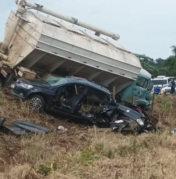 TRAGÉDIA: QUATRO MORTOS E UM FERIDO EM ACIDENTE ENTRE CARRO E CAMINHÃO