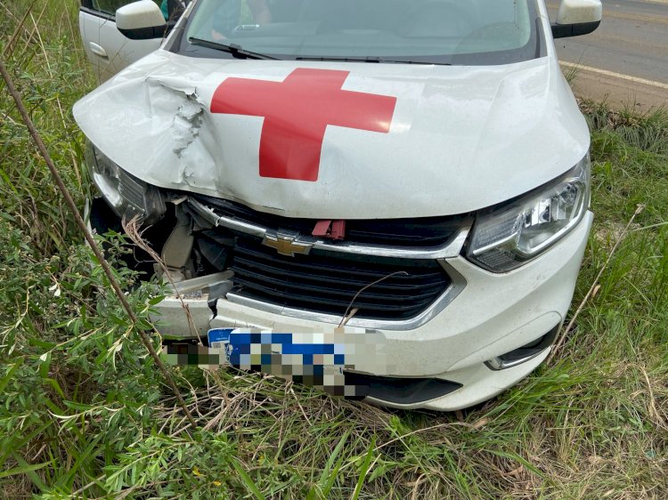 CARRO DA SAÚDE DE PINHEIRO PRETO COLIDE COM UM FORD K NA SC 135, DUAS PESSOAS FICARAM FERIDAS