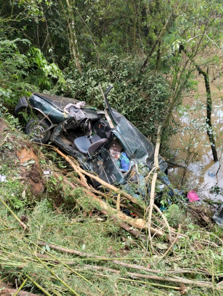 MULHER MORRE  APÓS VEÍCULO SAIR DA PISTA E CAPOTAR