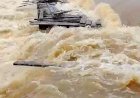 FORÇA DA ÁGUA LEVA PARTE DA PONTE DO SALTO CORRENTES