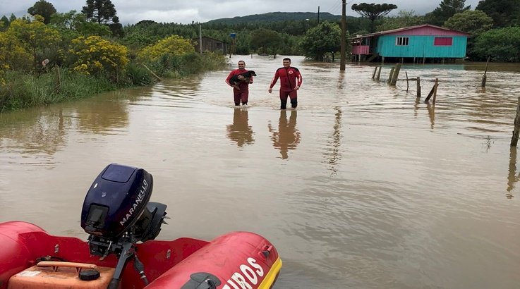 BOMBEIROS RESGATAM PESSOAS ILHADAS NO RIO BONITO