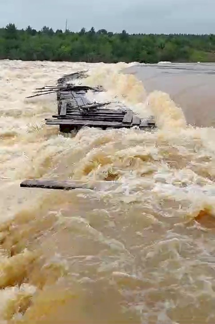 FORÇA DA ÁGUA LEVA PARTE DA PONTE DO SALTO CORRENTES