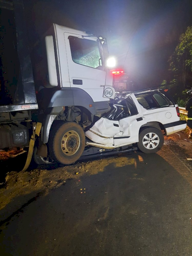 UMA PESSOA MORRE EM COLISÃO ENTRE CAMINHONETA E CAMINHÃO