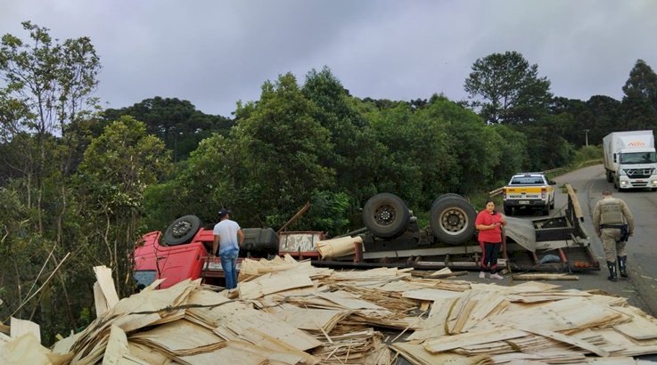 CAMINHÃO CARREGADO DE LÂMINAS CAPOTA NA SC 350