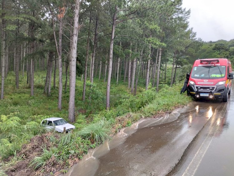 LEBON RÉGIS: VEÍCULO COM QUATRO PESSOAS SAI DA PISTA E CAI EM RIBANCEIRA