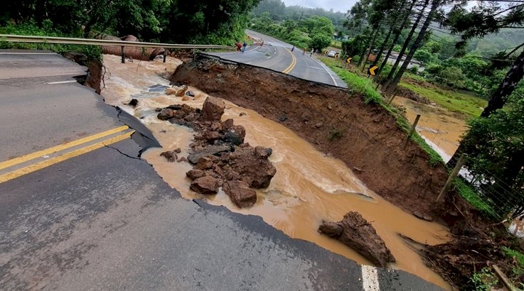 CHUVA ABRE GRANDE CRATERA NA SC 135 PRÓXIMO A RIO DAS ANTAS