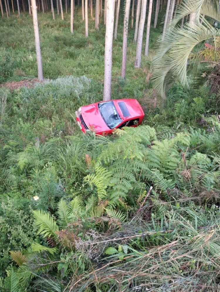 LEBON RÉGIS: VEÍCULO SAI DA PISTA E CAPOTA NA "CURVA DA SODA" NA SC-350