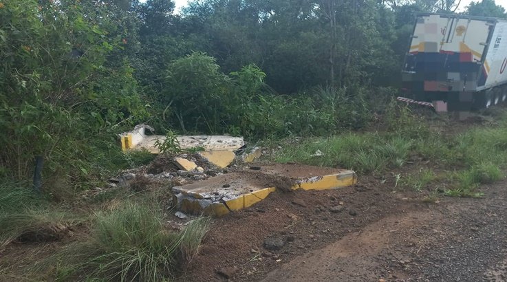 CARRETA SAI DA PISTA  E DESTRÓI PONTO DE ÔNIBUS