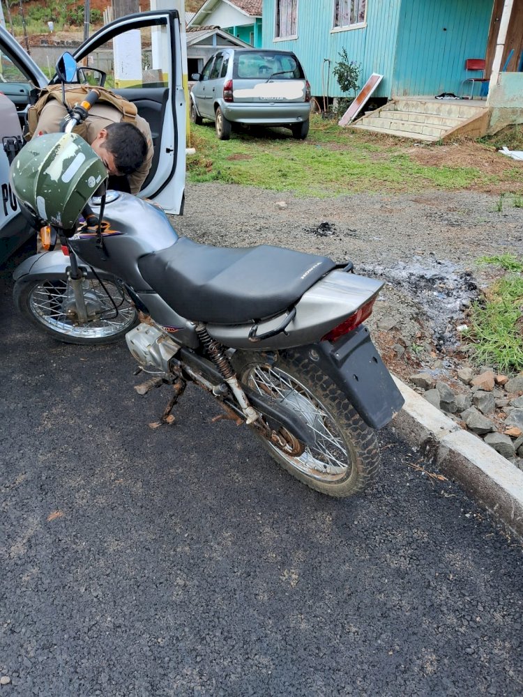 LEBON RÉGIS: HOMEM É DETIDO POR DIRIGIR SEM HABILITAÇÃO, GERAR PERIGO DE DANO E VELOCIDADE IMCOMPÁTIVEL  COM A SEGURANÇA EM LOCAL DE MOVIMENTO DE PESSOAS