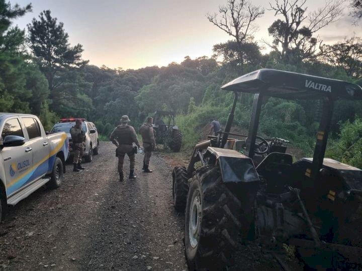 TRATORES ROUBADOS NO INTERIOR DE CANOINHAS, SÃO ENCONTRADOS ESCONDIDOS NA MATA