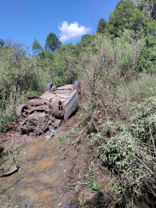 SAÍDA DE PISTA COM CAPOTAMENTO NA SC 350, DEIXA DOIS FERIDOS