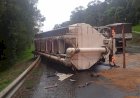 CHOQUE ENTRE DOIS CAMINHÕES CAUSA DERRAMAMENTO DE ÓLEO DIESEL NA PISTA