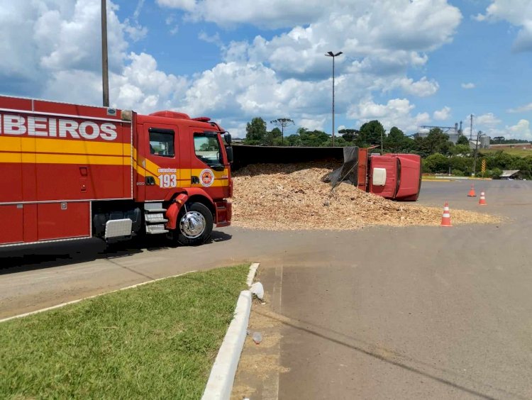 CAMINHÃO TOMBA NO TREVO DE LEBON RÉGIS