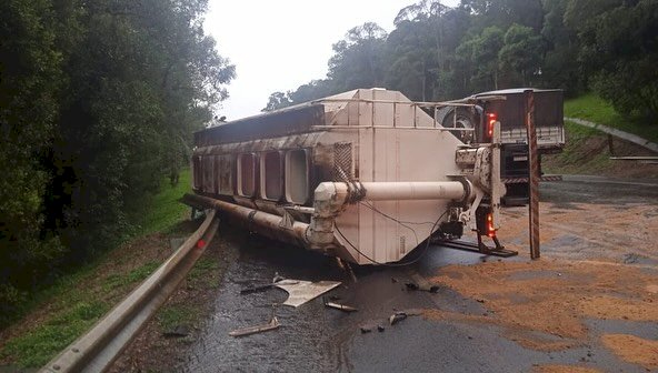 CHOQUE ENTRE DOIS CAMINHÕES CAUSA DERRAMAMENTO DE ÓLEO DIESEL NA PISTA