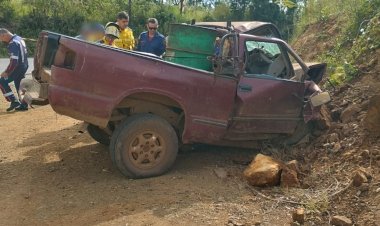 ACIDENTE ENVOLVENDO CAMINHONETE DEIXA UMA PESSOA MORTA