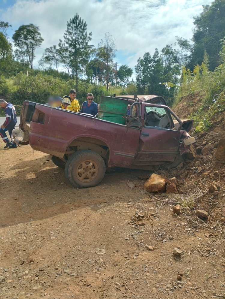 ACIDENTE ENVOLVENDO CAMINHONETE DEIXA UMA PESSOA MORTA