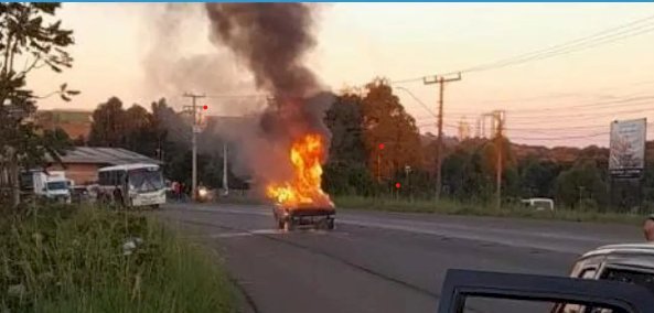 VEÍCULO INCENDEIA APÓS SE ENVOLVER EM ENGAVETAMENTO NA SC-350