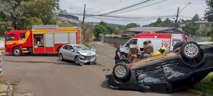 VEÍCULO CAPOTA EM RODOVIA APÓS COLIDIR EM OUTRO