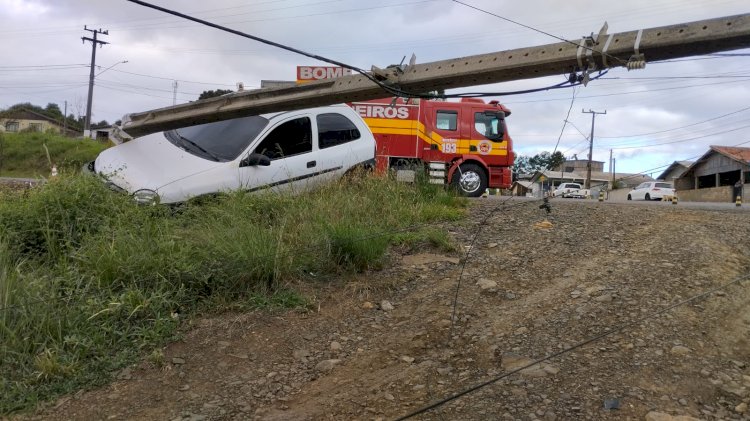 LEBON RÉGIS: VEÍCULO COM TRÊS PASSAGEIROS COLIDE EM POSTE