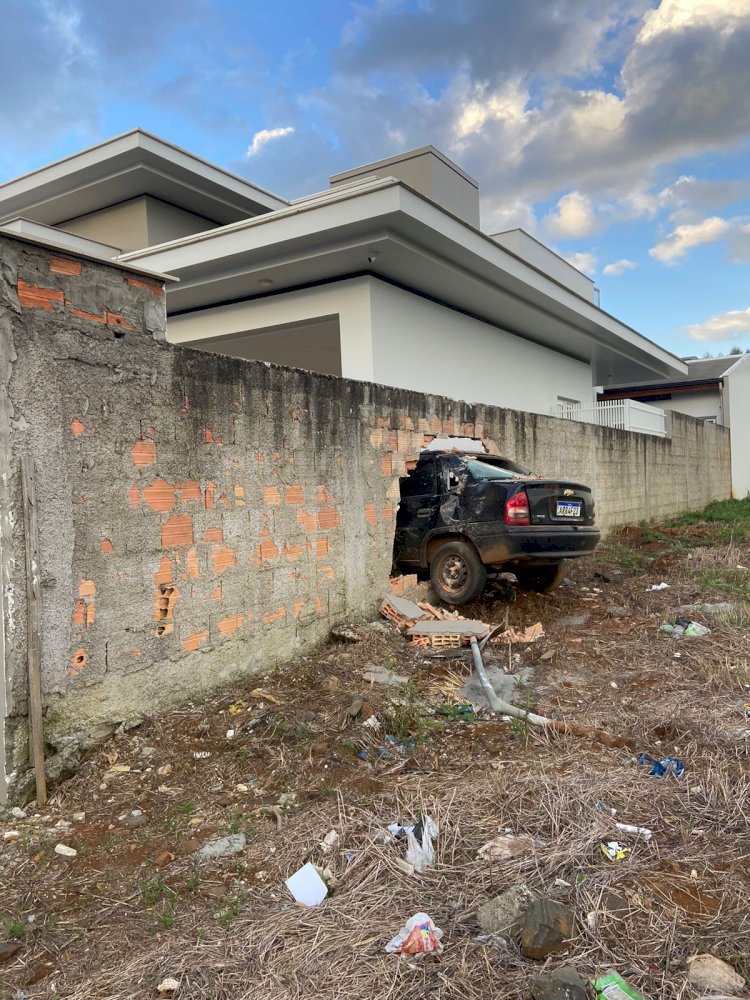 MOTORISTA PERDE O CONTROLE  DE VEÍCULO E COLIDE CONTRA MURO DE RESIDÊNCIA