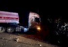 LEBON REGIS: CARRETA TANQUE SAI DA PISTA E COLIDE CONTRA BARRANCO