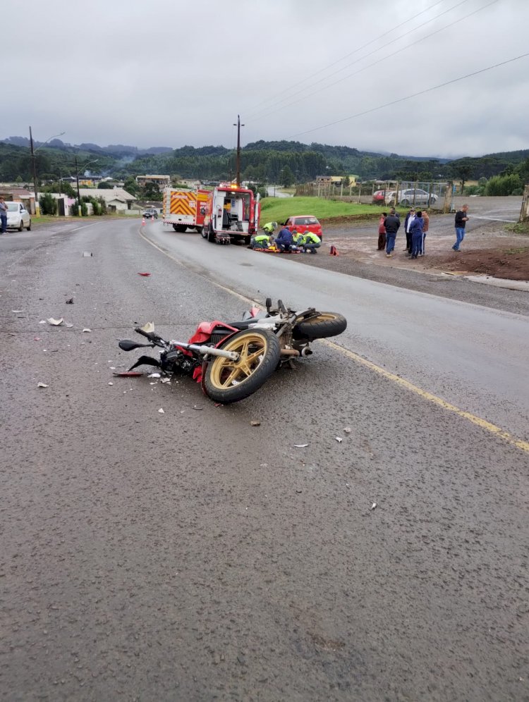 LEBON RÉGIS: COLISÃO ENTRE CARRO E MOTO DEIXA UM HOMEM FERIDO