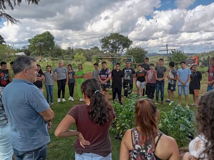 PREFEITURA E SECRETARIA DE AGRICULTURA DE LEBON RÉGIS, DISTRIBUEM MUDAS FRUTíFERAS  AOS ALUNOS DA ESCOLA 30 DE OUTUBRO