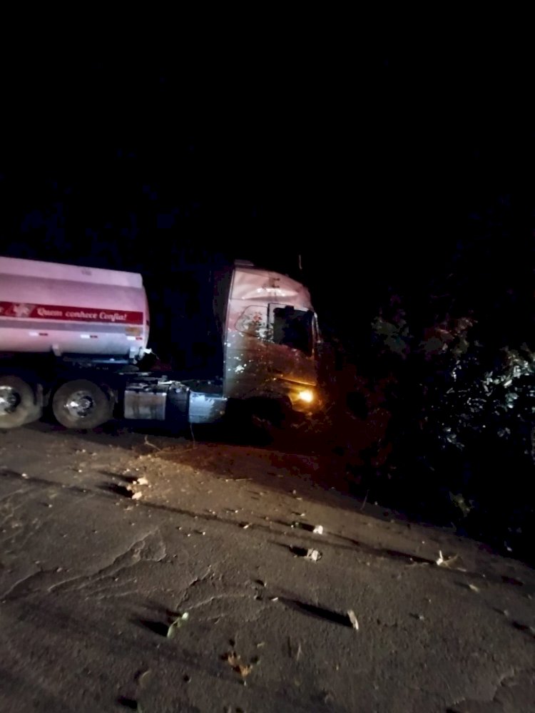 LEBON REGIS: CARRETA TANQUE SAI DA PISTA E COLIDE CONTRA BARRANCO