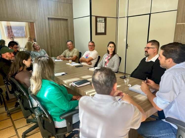 LEBON RÉGIS: PREFEITO DOUGLAS MELLO REALIZA REUNIÃO E APRESENTA NOVOS SECRETÁRIOS MUNICIPAIS