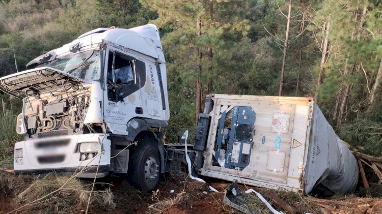 LEBON RÉGIS: CARRETA SAI DA PISTA  E FICA A BEIRA DE RIBANCEIRA NA SC-350