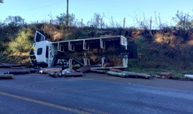LEBON RÉGIS: CAMINHÃO COM CILINDROS DE OXIGÊNIO E ACETILENO TOMBA NA SC-350