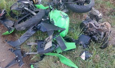 HOMEM MORRE AO COLIDIR  MOTO CONTRA RODADO DE CAMINHÃO