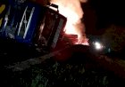 CARRETA TOMBA E CARGA DE MADEIRA PEGA FOGO