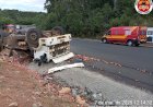LEBON RÉGIS: CAMINHÃO TOMBA NA SC-120 E CONDUTOR FICA FERIDO