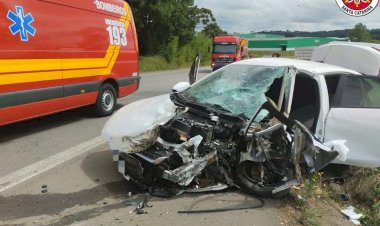 COLISÃO ENTRE VEÍCULO E CAÇAMBA DEIXA IDOSO COM FRATURAS