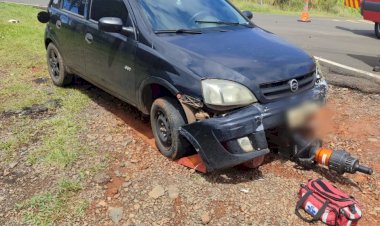 COLISÃO ENTRE CARRO E MOTO DEIXA JOVEM EM ESTADO GRAVE