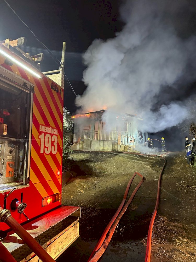INCÊNDIO DESTRÓI IGREJA EM CURITIBANOS