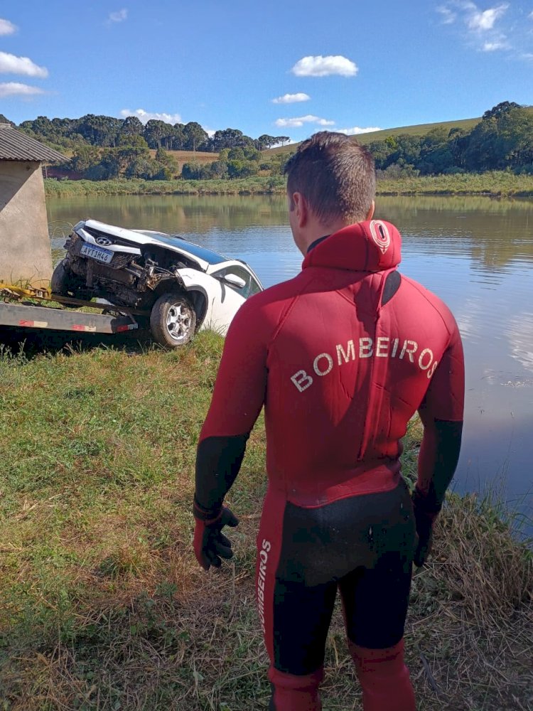 LEBON RÉGIS: VEÍCULO SUBMERSO EM AÇUDE É RETIRADO PELOS BOMBEIROS