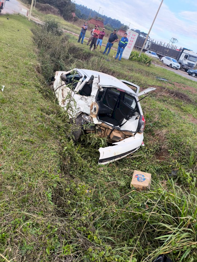 MULHER É EJETADA DE VEÍCULO DURANTE COLISÃO CONTRA CAMINHÃO