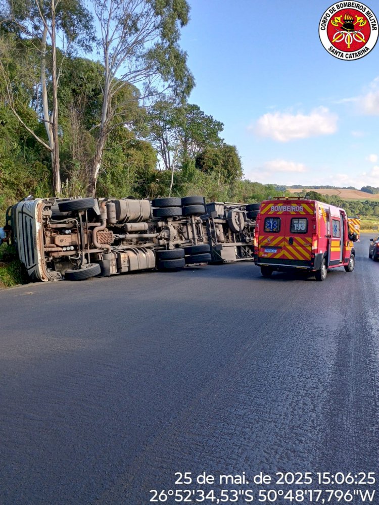 LEBON RÉGIS: CARRETA CARREGADA COM MDF SAI  DA PISTA E TOMBA NA SC-350