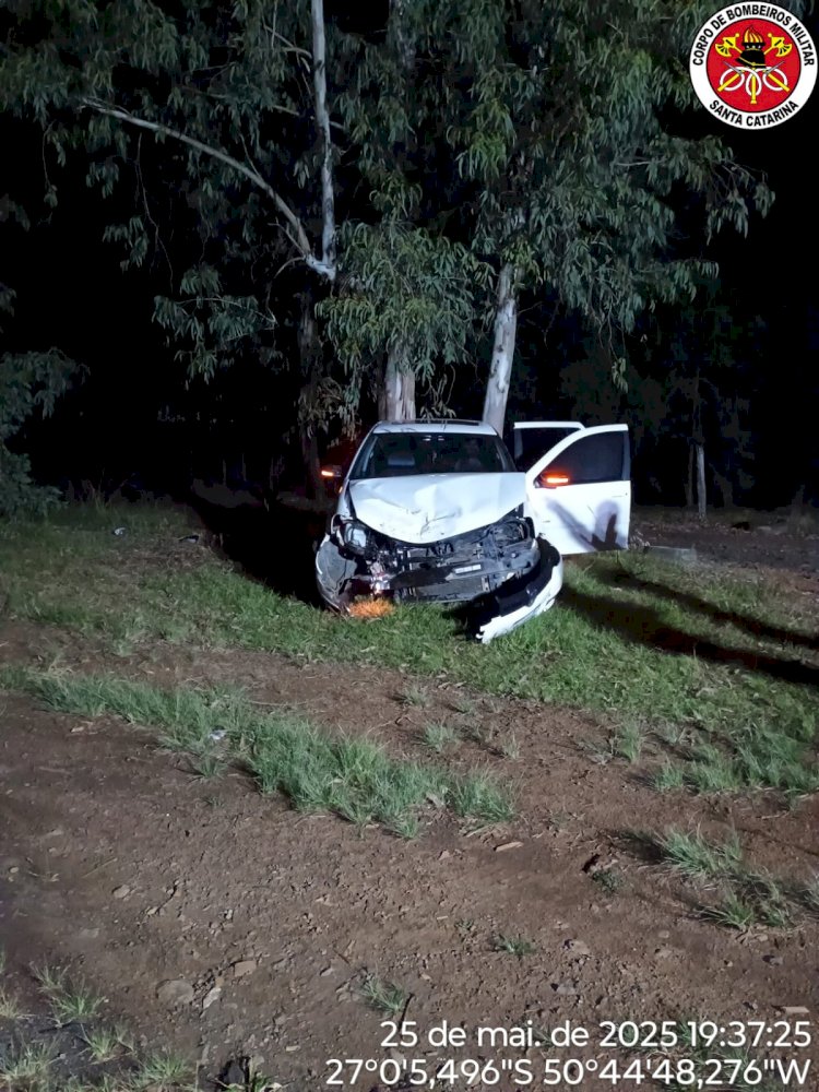 LEBON RÉGIS: VEÍCULO COLIDE CONTRA ÁRVORE E DEIXA MULHER LEVEMENTE FERIDA