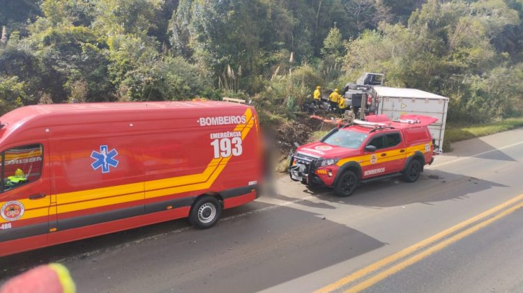 COLISÃO  ENTRE CARRO E CARRETA DEIXA UMA VÍTIMA FATAL