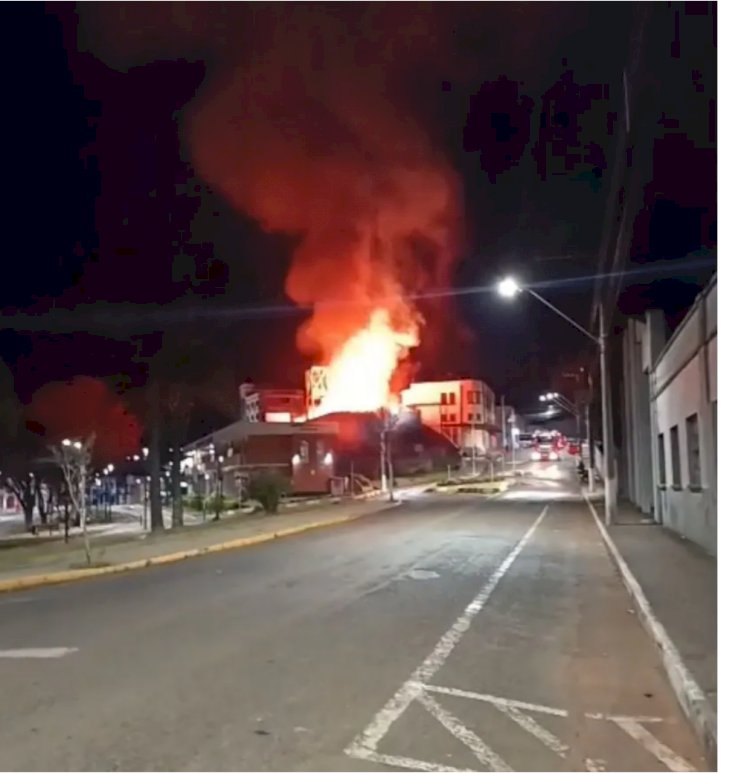 INCÊNDIO DESTRÓI PRÉDIO DA ANTIGA  DANCETERIA MARIA FUMAÇA EM CAÇADOR