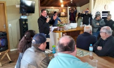 DEPUTADO VALDIR COBALCHINI REUNE COMPANHEIROS DO MDB EM ALMOÇO FESTIVO NO SÍTIO