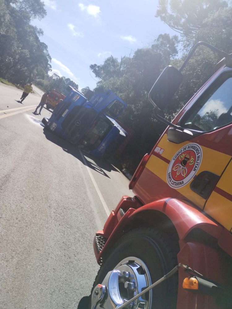 LEBON RÉGIS: CARRETA TOMBA NA SC-350 NA CURVA DOS CATRACAS