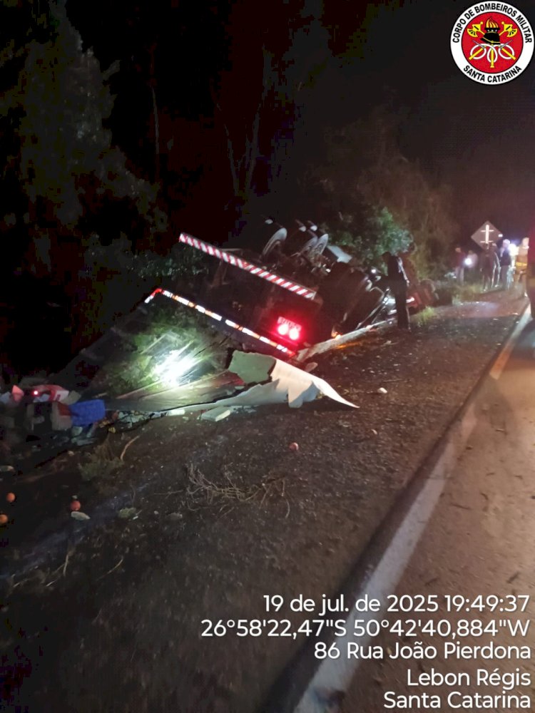LEBON REGIS: CARRETA CARREGADA DE MAÇÃ TOMBA NA SC-355